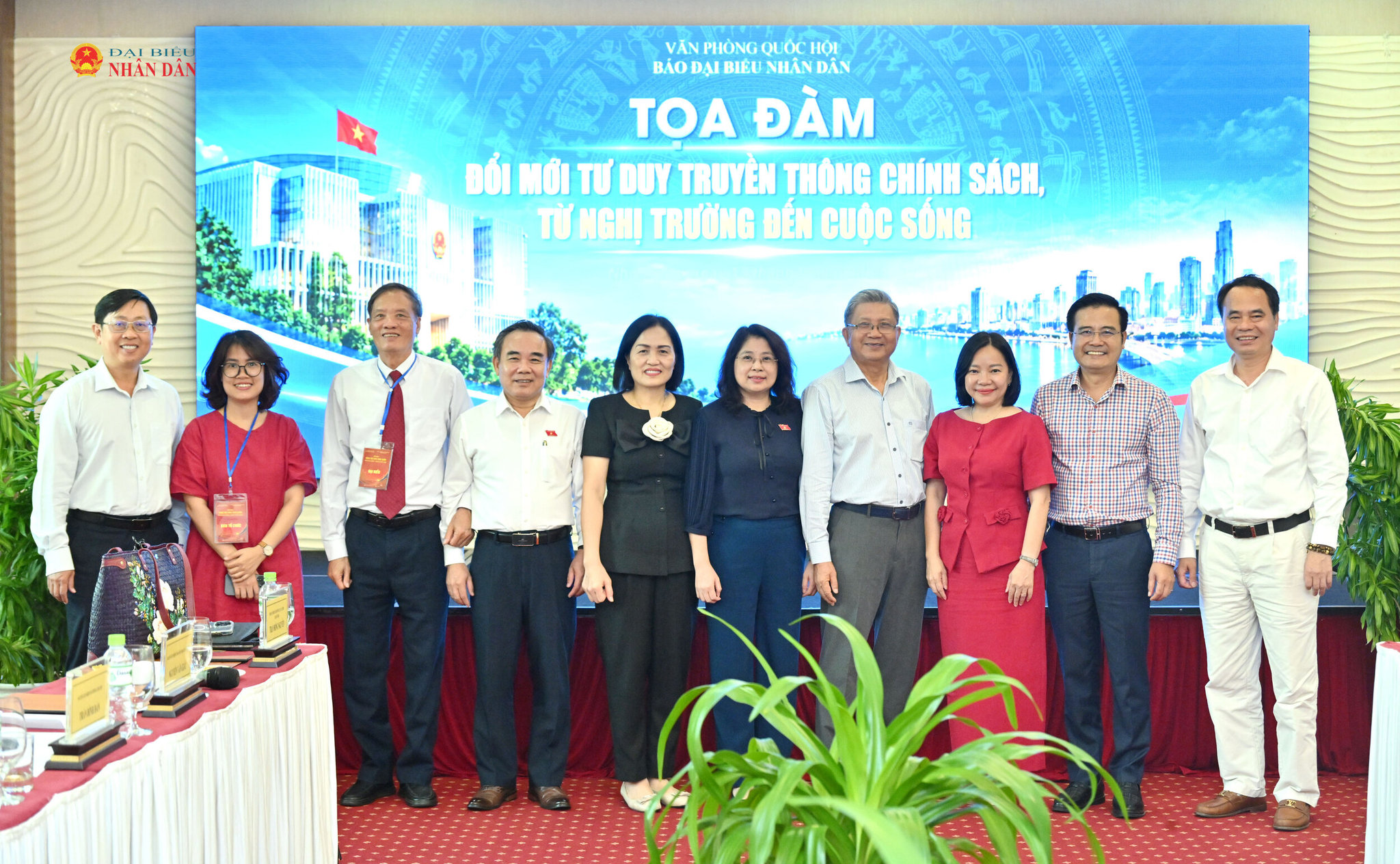 Các đại biểu chụp ảnh lưu niệm