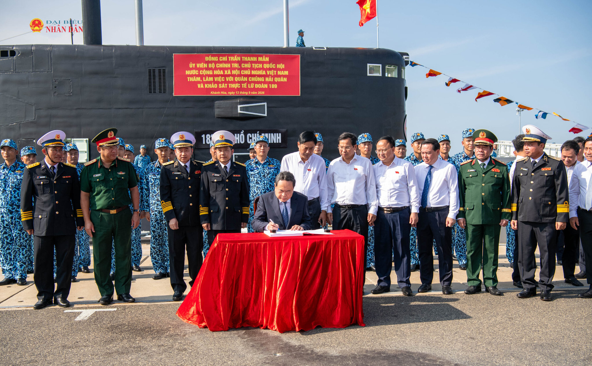 Chủ tịch Quốc hội Trần Thanh Mẫn viết sổ Lưu niệm truyền thống Lữ đoàn Tàu ngầm 189