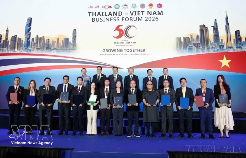 Party General Secretary and President To Lam, and Thai Prime Minister Anutin Charnvirakul witness the presentation of cooperation agreements between businesses of the two countries at the Thailand - Vietnam Economic Forum in Bangkok on May 28. (Photo: VNA)