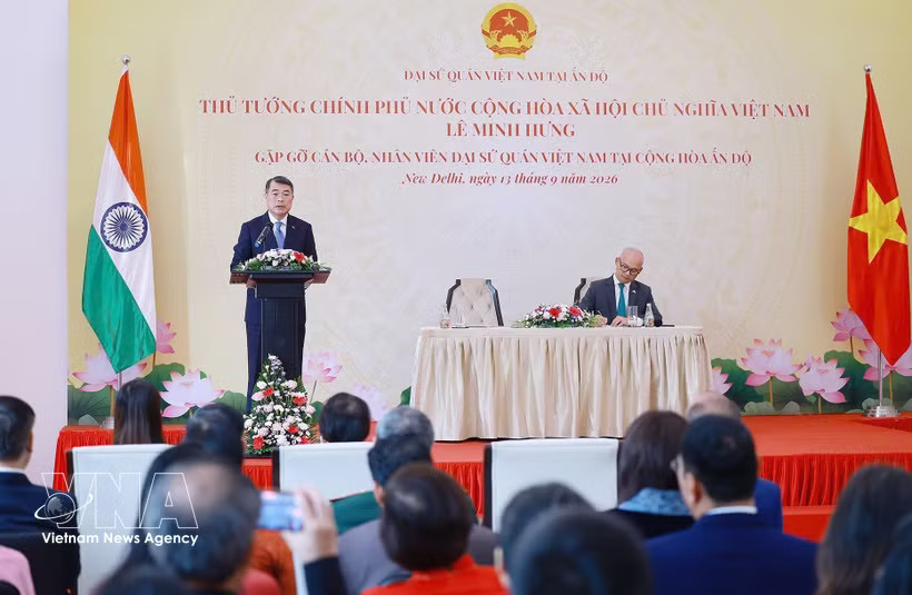Prime Minister Le Minh Hung speaks at the meeting with staff of the Vietnamese Embassy and representative agencies as well as the Vietnamese community in New Delhi on September 13. (Photo: VNA)