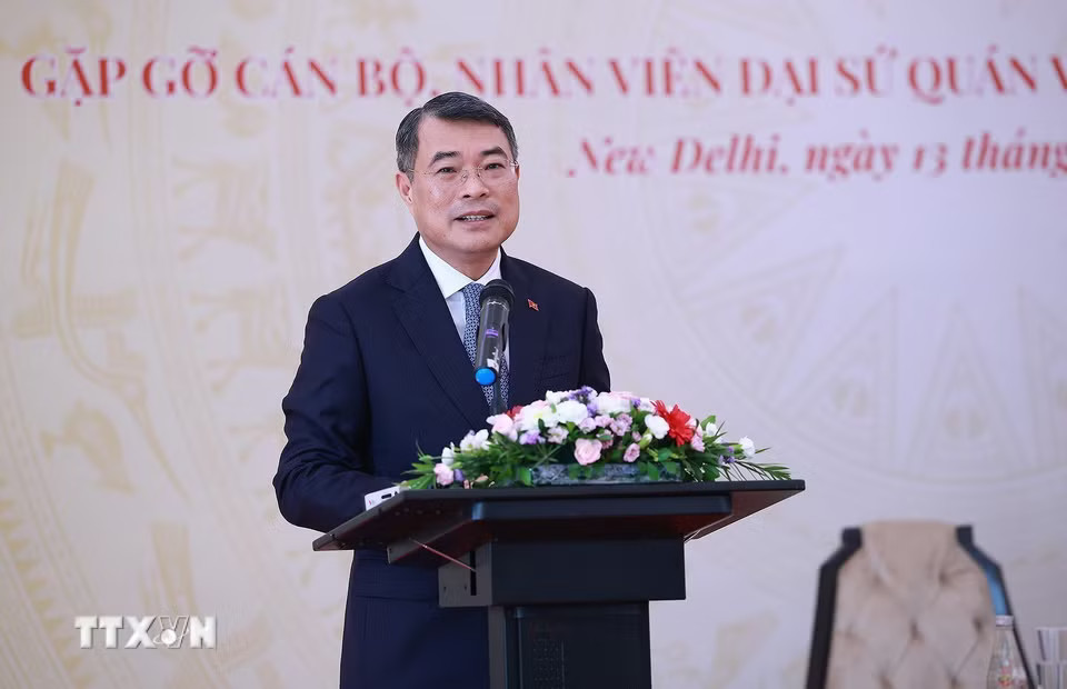 Thủ tướng Lê Minh Hưng phát biểu tại buổi gặp cán bộ, nhân viên Đại sứ quán Việt Nam tại Ấn Độ