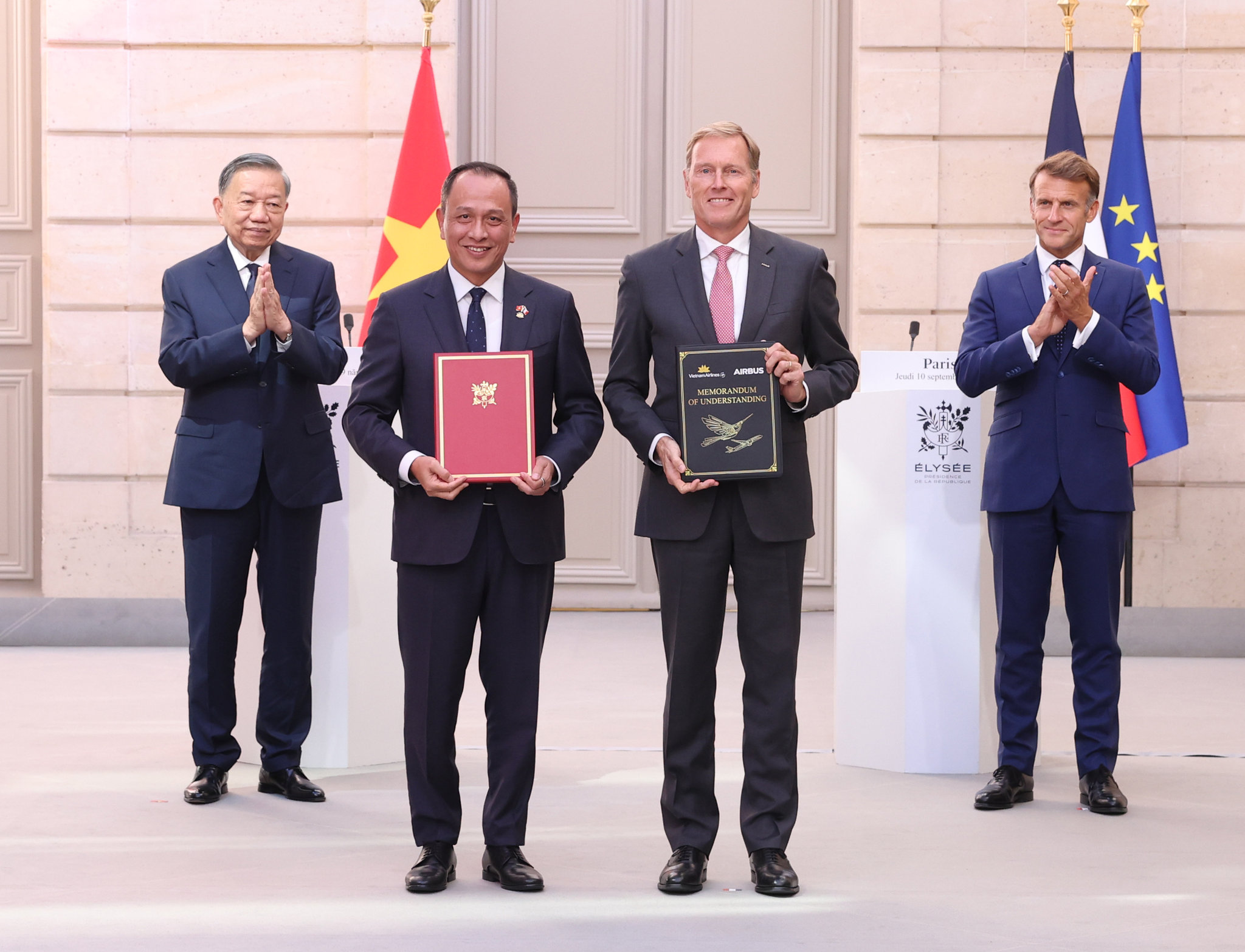 Ông Lê Hồng Hà- Tổng Giám đốc Vietnam airlines và Ông Wouter van Wersch, Chủ tịch Airbus International trao Biên bản ghi nhớ về việc chào bán 5 máy bay A350-900 dưới sự chứng kiến của Tổng bí thư, Chủ tịch nước Tô Lâm và Tổng thống Pháp Emmanuel Marcon. Ảnh VNA