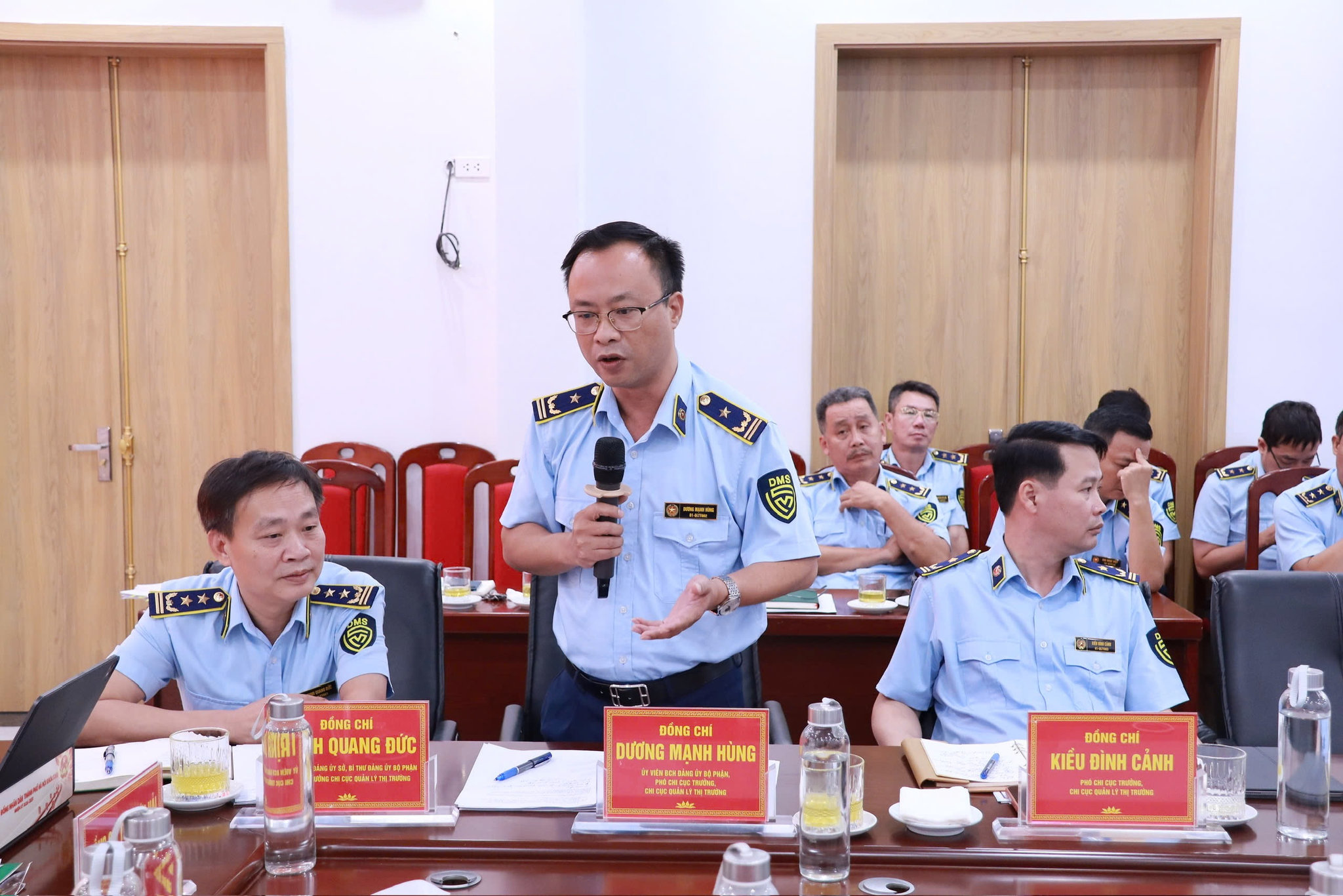 Phó Chi cục trưởng Chi cục Quản lý thị trường Hà Nội Dương Mạnh Hùng phát biểu. Ảnh QLTT