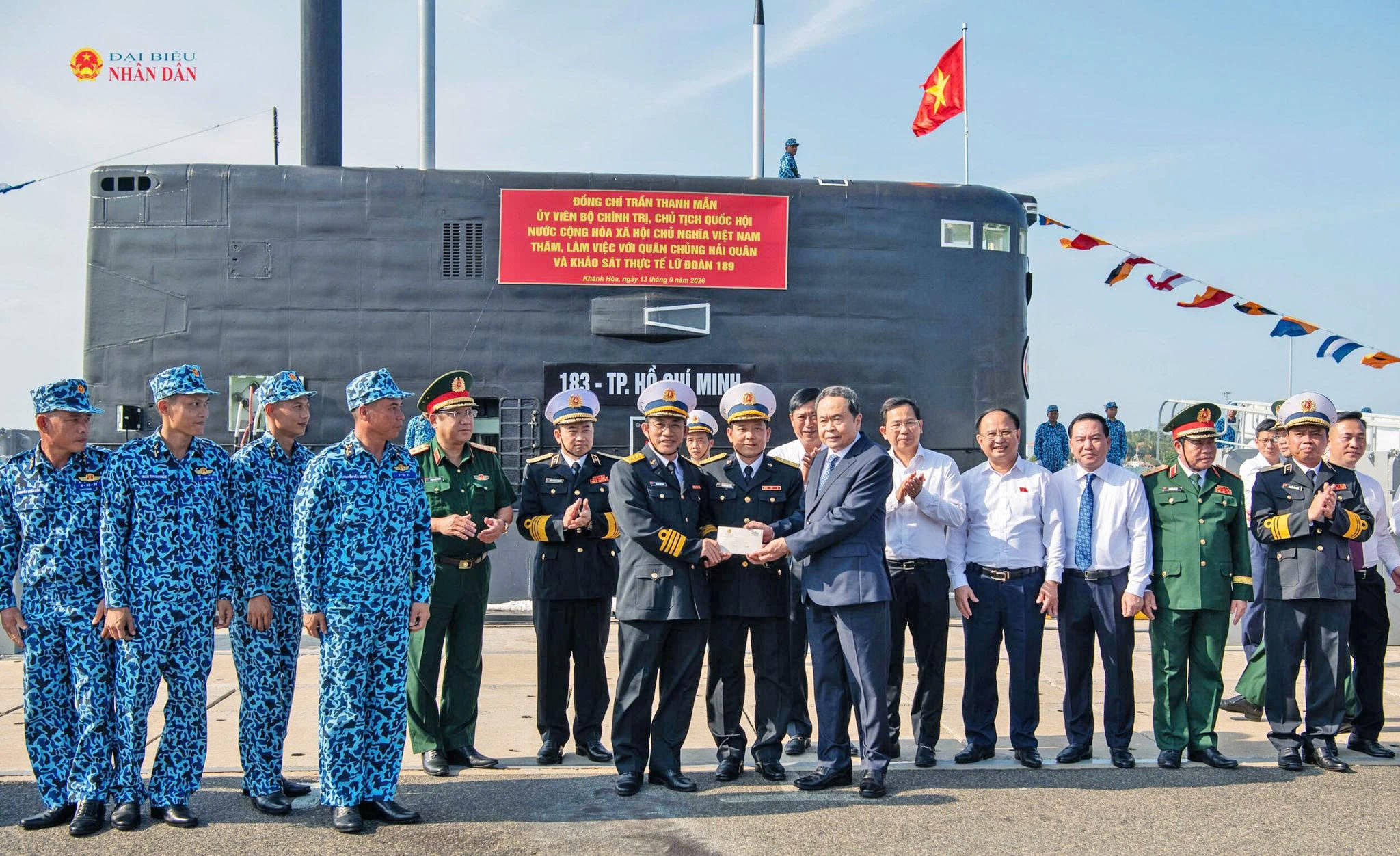 Chủ tịch Quốc hội Trần Thanh Mẫn tặng quà cho thủy thủ Quân chủng Hải quân và Lữ đoàn Tàu ngầm 189