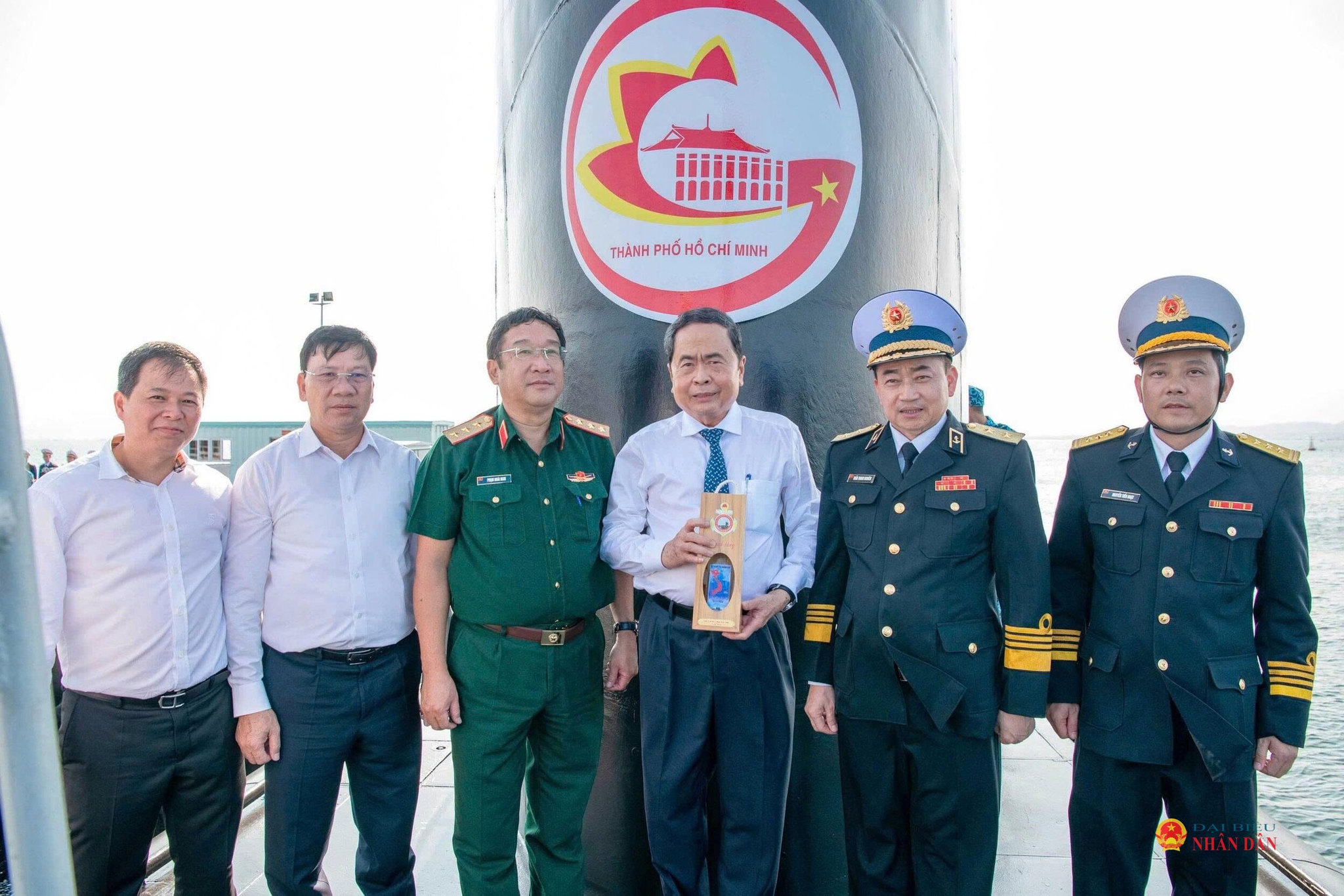 Tư lệnh Hải quân, Phó Đô đốc Trần Thanh Nghiêm tặng Chủ tịch Quốc hội Trần Thanh Mẫn chai nước biển ở độ sâu mà tàu ngầm đã Việt Nam đã chinh phục tới
