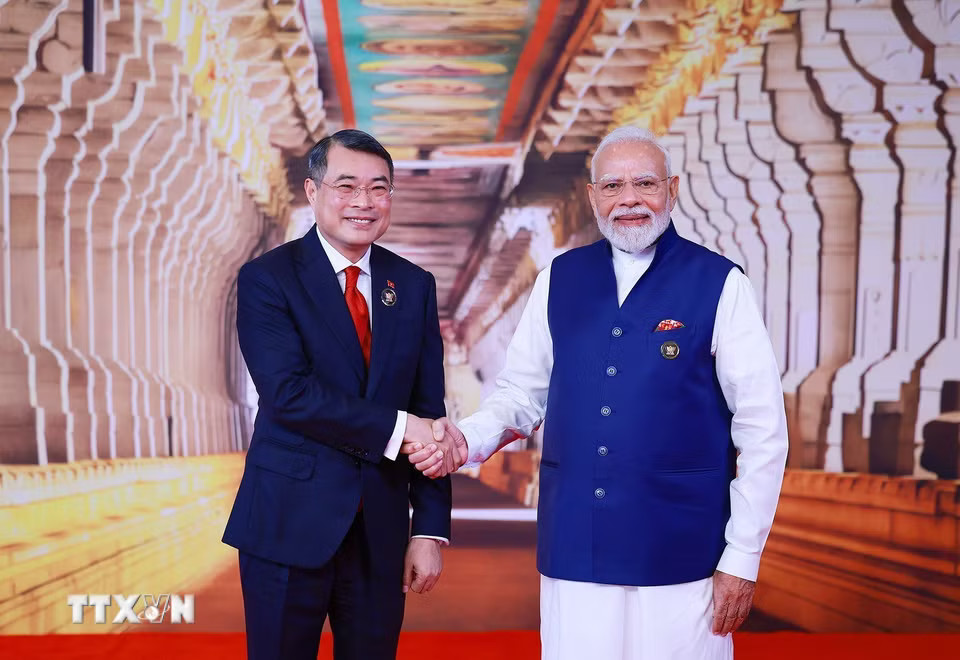 Thủ tướng Ấn Độ Narendra Modi đón Thủ tướng Lê Minh Hưng tham dự Hội nghị thượng đỉnh BRICS lần thứ 18