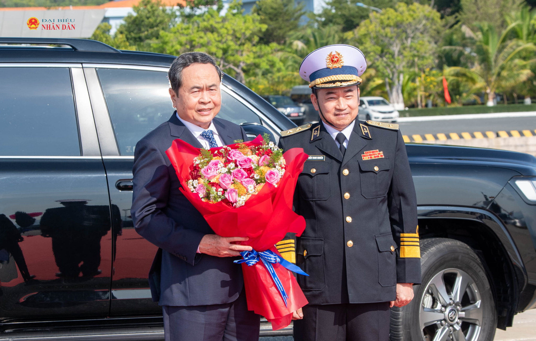 Tư lệnh Hải quân, Phó Đô đốc Trần Thanh Nghiêm tặng hoa Chủ tịch Quốc hội Trần Thanh Mẫn