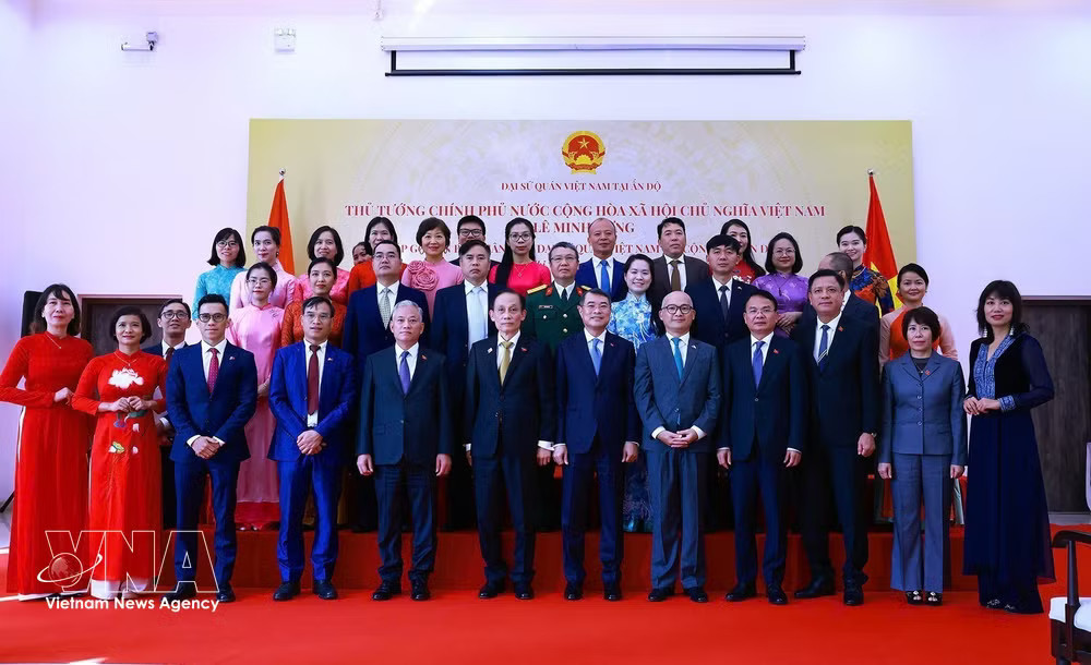 vnanet_potal-thu-tuong-gap-can-bo-nhan-vien-dai-su-quan-viet-nam-tai-an-do-9022421.jpg