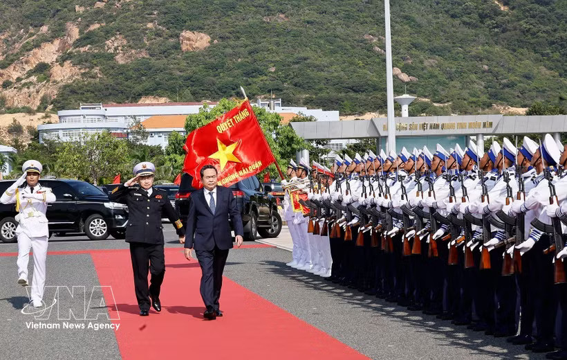 NA President Tran Thanh Man inspects the guard of honor of Submarine Brigade 189 at Cam Ranh Military Base, Naval Region 4. (Photo: VNA)