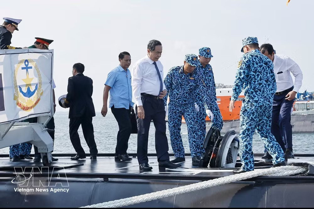 NA President Tran Thanh Man and delegates visit a submarine. (Photo: VNA) vnanet_potal-chu-tich-quoc-hoi-tham-lam-viec-voi-quan-chung-hai-quan-va-khao-sat-thuc-te-lu-doan-tau-ngam-189-9022320.jpg