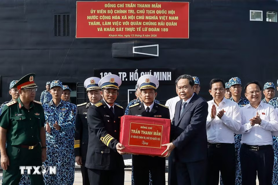 Chủ tịch Quốc hội Trần Thanh Mẫn tặng quà cho thủy thủ Quân chủng Hải quân và Lữ đoàn Tàu ngầm 189