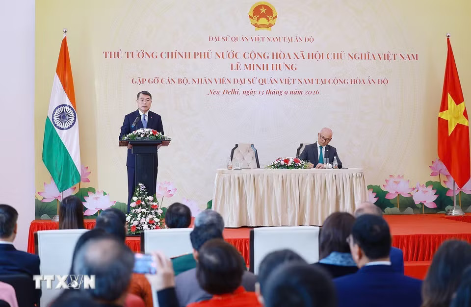 Thủ tướng Lê Minh Hưng phát biểu tại buổi gặp cán bộ, nhân viên Đại sứ quán Việt Nam tại Ấn Độ