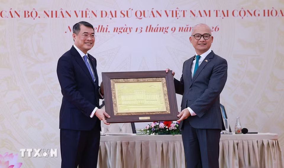Thủ tướng Lê Minh Hưng tặng quà cho Đại sứ quán Việt Nam tại Ấn Độ