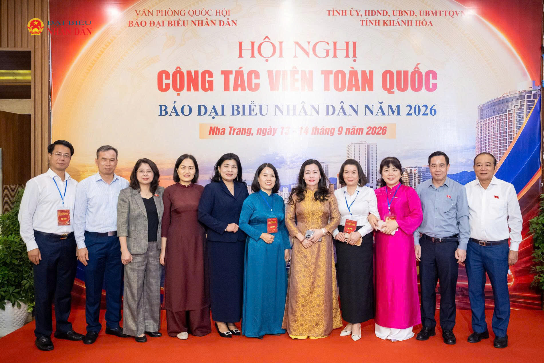 Tổng Biên tập Báo Đại biểu Nhân dân Phạm Thị Thanh Huyền với các đại biểu dự hội nghị