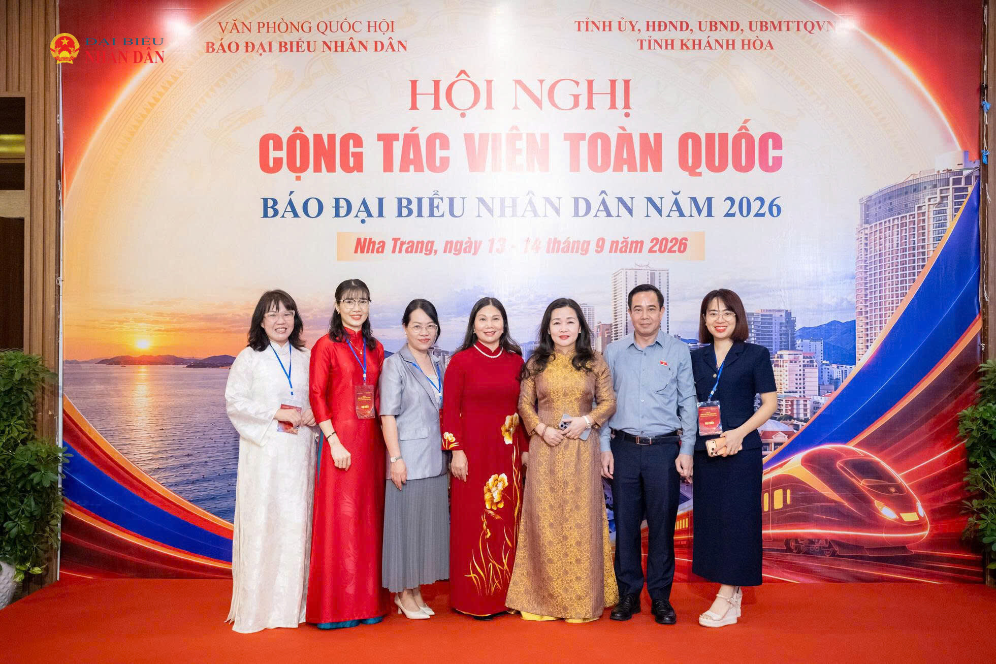 Tổng Biên tập Báo Đại biểu Nhân dân Phạm Thị Thanh Huyền với các đại biểu dự hội nghị