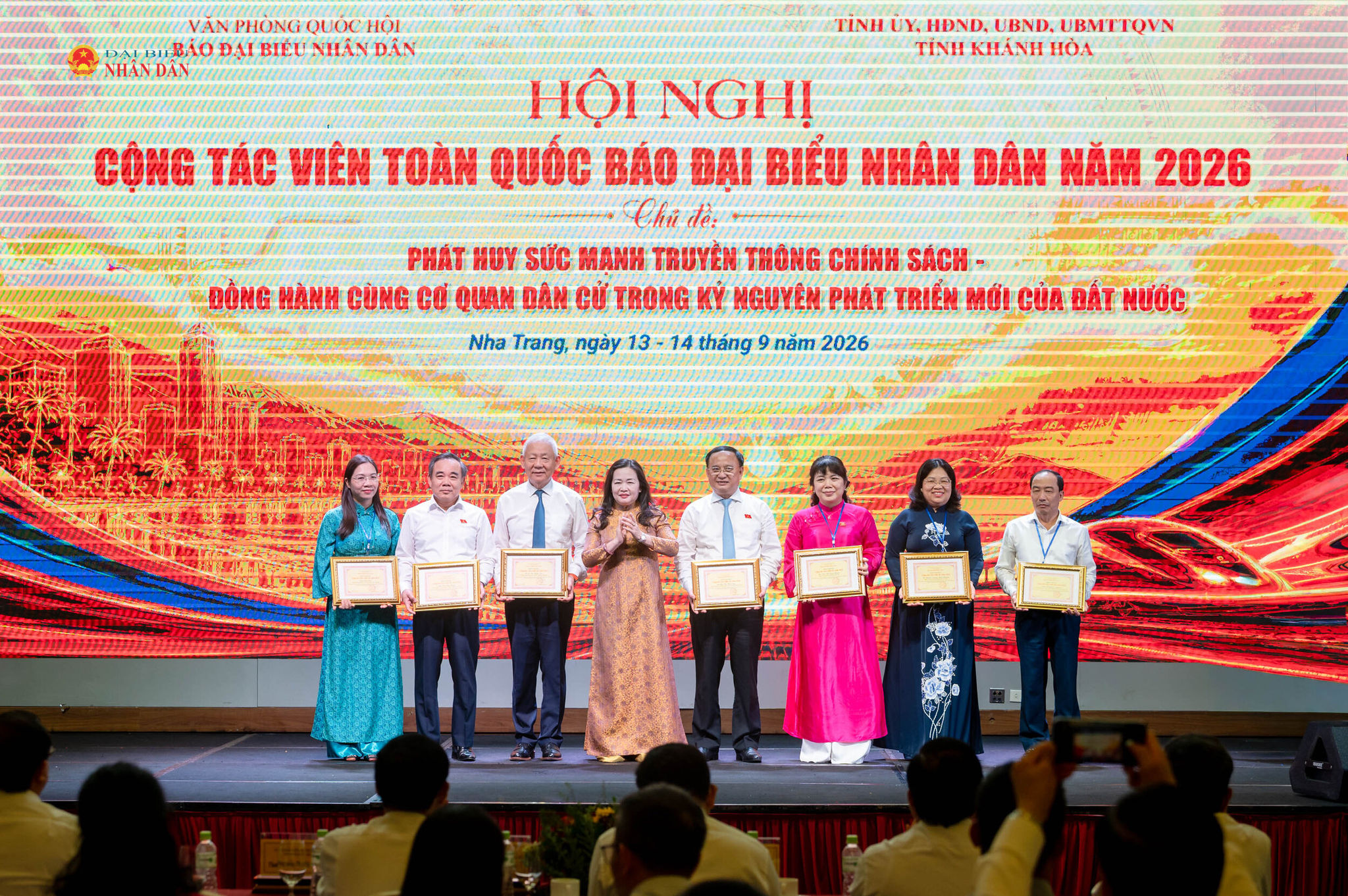Tổng Biên tập Báo Đại biểu Nhân dân trao giấy khen cộng tác viên xuất sắc cho các cộng tác viên của Báo Đại biểu Nhân dân