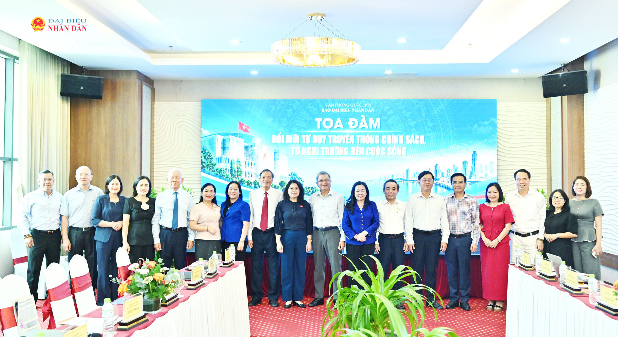 Tổng Biên tập Báo Đại biểu Nhân dân Phạm Thị Thanh Huyền và các đại biểu dự tọa đàm