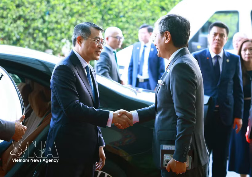 A senior Indian official sees off PM Le Minh Hung (left) as the Vietnamese leader concludes the working trip to attend the 18th BRICS Summit and conduct bilateral activities in India. (Photo: VNA)