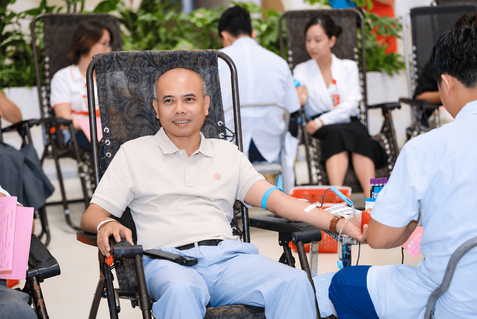 Tổng Giám đốc ROX Group Nguyễn Phi Hùng cùng các lãnh đạo cấp cao của Tập đoàn tham gia hiến máu. Không đứng ngoài cổ vũ, những người lãnh đạo trực tiếp góp mặt và cùng đội ngũ làm nên ngày hội Giọt Thương