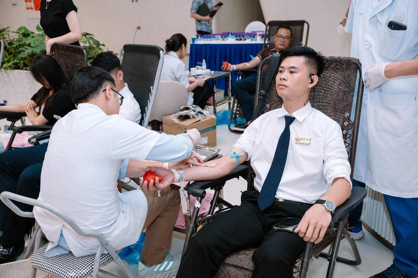Từ nhân viên bảo vệ, nhân viên vệ sinh, cán bộ công tác vận hành tòa nhà đến cán bộ văn phòng… mỗi người một công việc nhưng đều dành thời gian tham gia hiến máu trong ngày hội