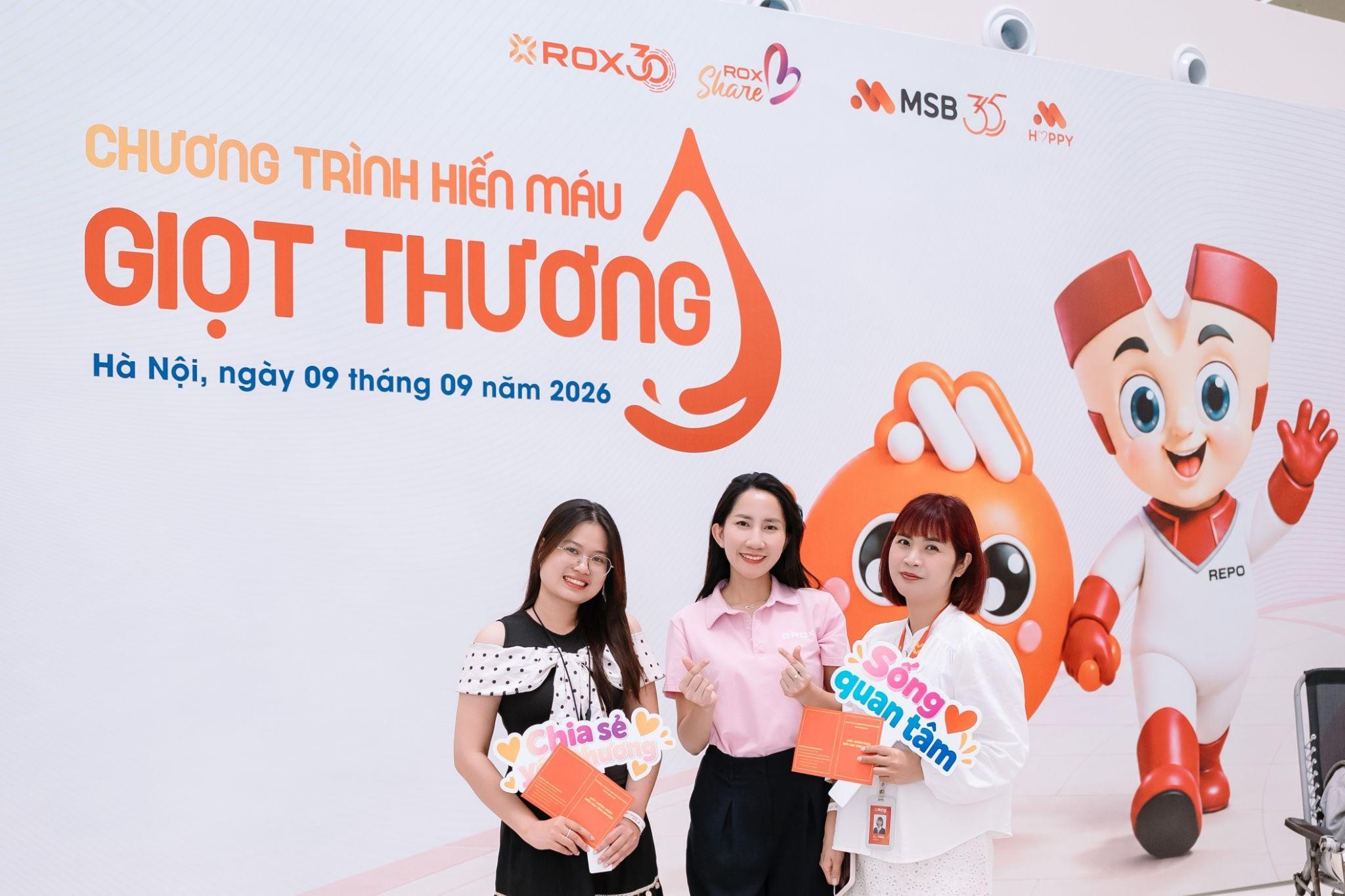 Dù là người cũ hay người mới, đã hiến máu nhiều lần hay lần đầu nhưng họ đều gặp nhau ở một khoảnh khắc giản dị: cùng ngồi xuống và trao đi. Mỗi người góp một phần nhỏ, để những điều tốt đẹp được tiếp tục được lan tỏa