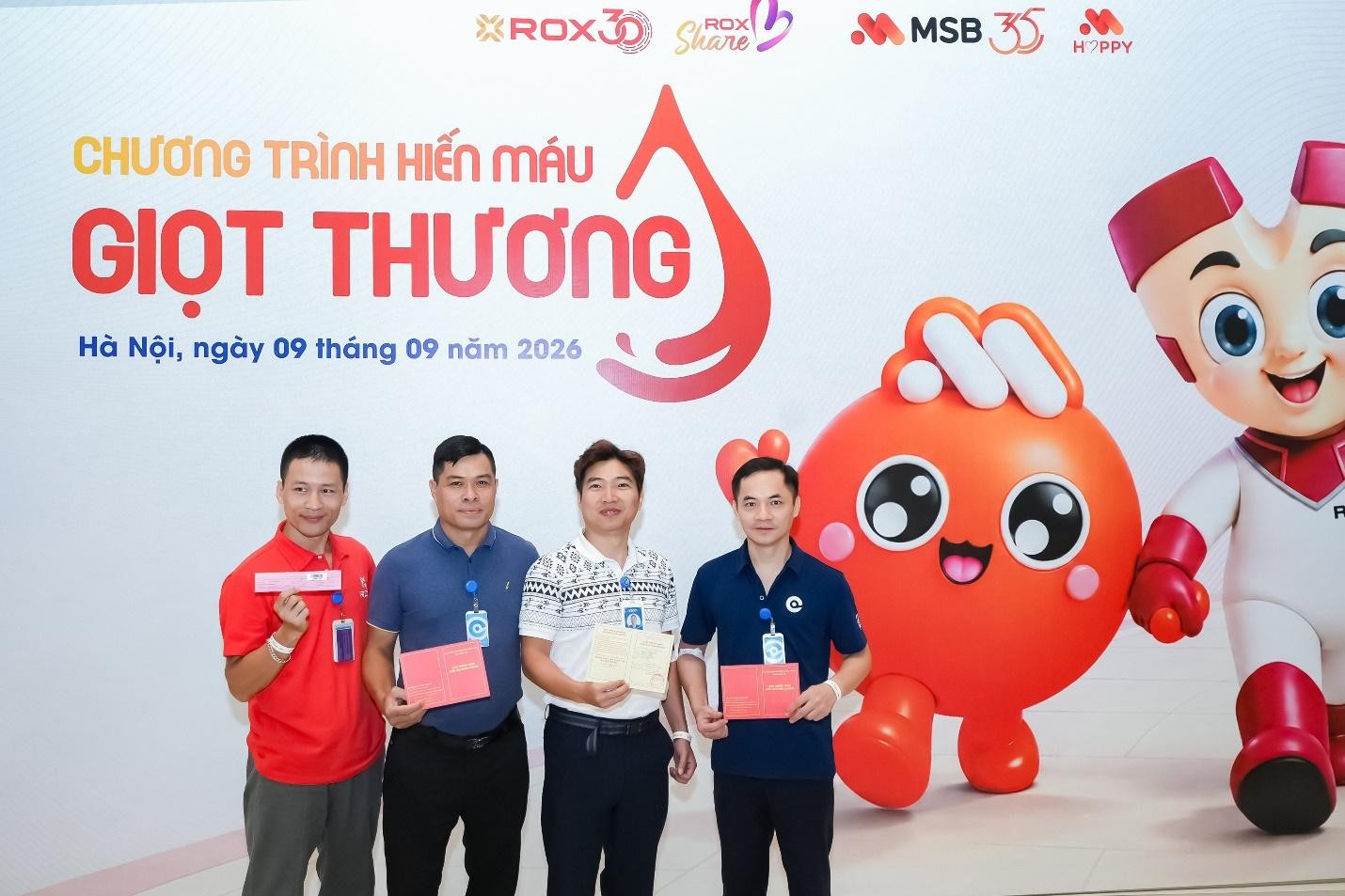 Gần 700 đơn vị máu được ngân hàng máu bệnh viện Việt Đức tiếp nhận tại ngày hội Giọt Thương 2026, cùng rất nhiều nụ cười rạng rỡ khi “Giọt Thương” được trao đi