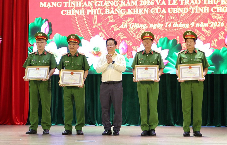 Chủ tịch UBND tỉnh An Giang Hồ Văn Mừng trao Bằng khen cho các tập thể, cá nhân đạt thành tích xuất sắc. Ảnh: Quỳnh Như: