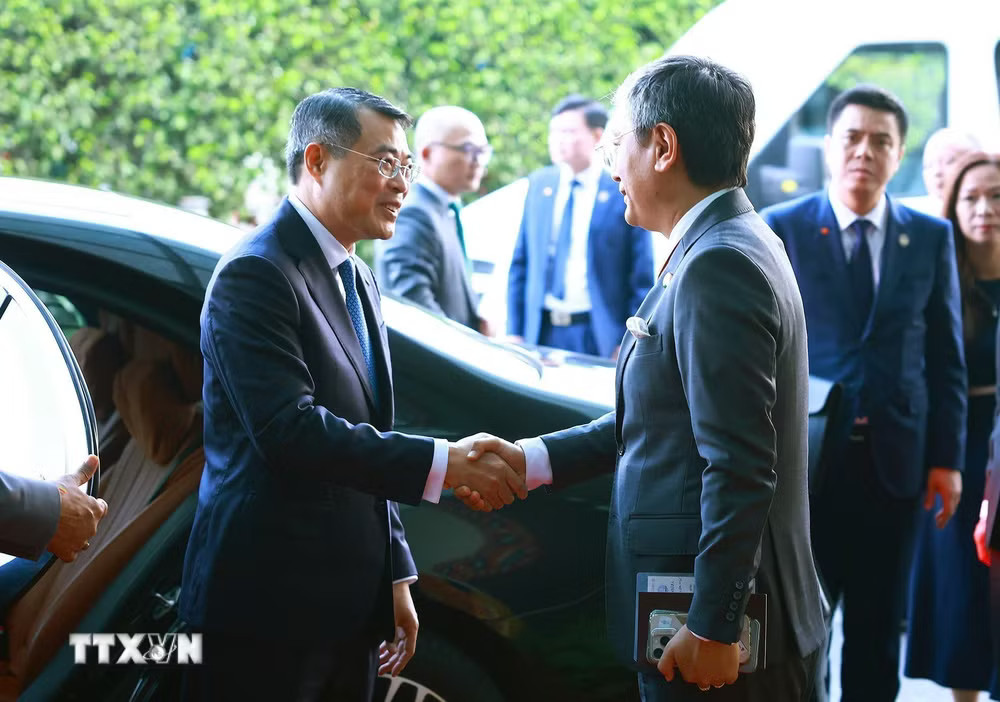 Quan chức cấp cao Ấn Độ tiễn Thủ tướng Lê Minh Hưng kết thúc chuyến tham dự Hội nghị thượng đỉnh BRICS lần thứ 18 và làm việc song phương tại Ấn Độ