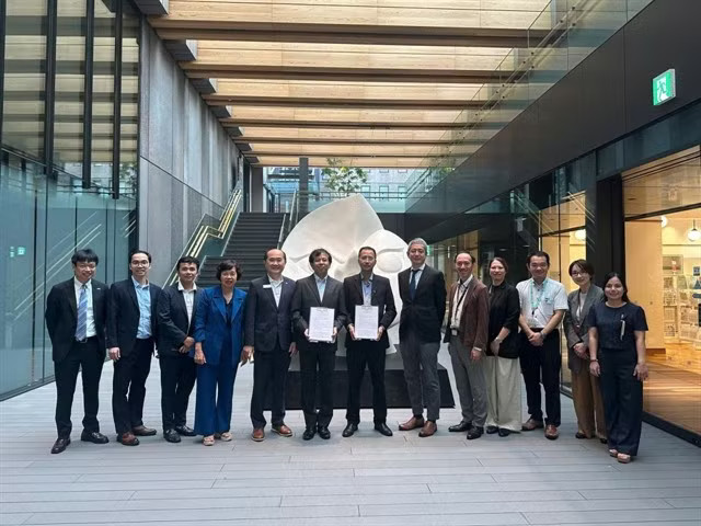 A signing ceremony between the Da Nang City Innovation Startup Support Centre and Japan's Universal Materials Incubator Co. (Photo: Courtesy of Da Nang City Innovation Startup Support Centre)