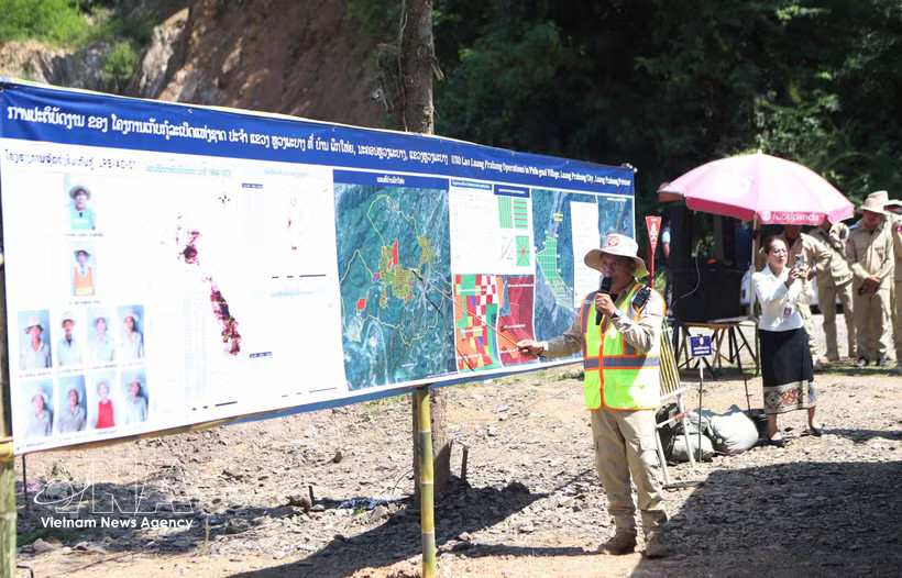 A pepresentatives of UXO Lao programme briefs on mine survey and clearance in Luang Prabang province (Photo: VNA) 