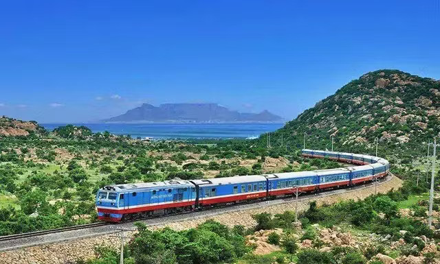 A passenger train on the North-South rail line. (Photo: VNR)