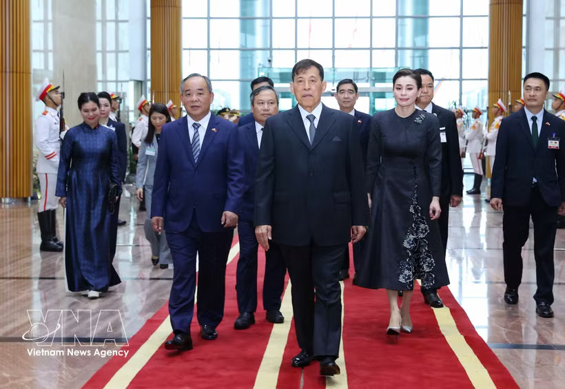 King of Thailand Maha Vajiralongkorn Phra Vajiraklaochaoyuhua and Queen Suthida Bajrasudhabimalalakshana arrive in Hanoi on September 14. (Photo: VNA)