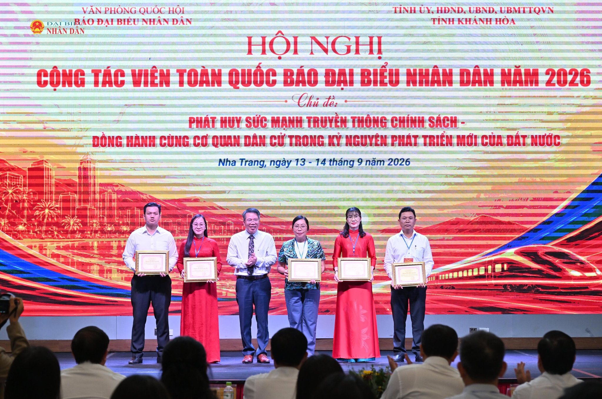 Phó Chủ nhiệm Văn phòng Quốc hội Nguyễn Văn Hiển trao Bằng khen cho các tập thể có nhiều đóng góp cho sự phát triển của Báo Đại biểu Nhân dân năm 2026
