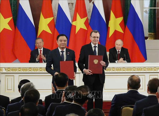 Tổng Bí thư, Chủ tịch nước Tô Lâm và Tổng thống Nga Vladimir Putin chứng kiến Lễ trao văn kiện hợp tác giữa hai nước