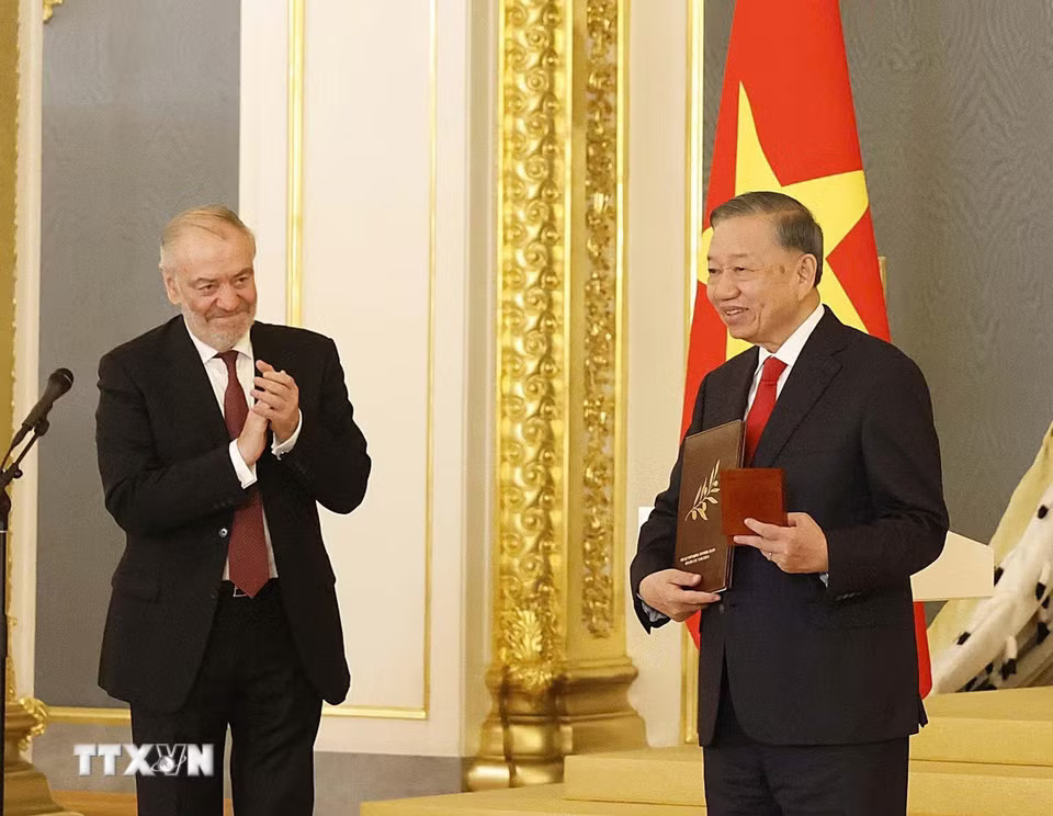 Nghệ sỹ Nhân dân Liên bang Nga Valery Gergiev, Chủ tịch Hội đồng Giám khảo Giải thưởng Hòa bình Lev Tolstoy trao Giải thưởng Hòa bình Lev Tolstoy năm 2026 cho Tổng Bí thư, Chủ tịch nước Tô Lâm