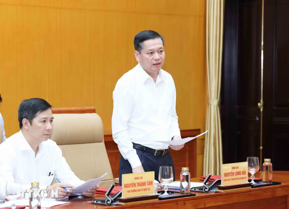 Đồng chí Nguyễn Long Hải, Ủy viên Trung ương Đảng, Phó Bí thư Thường trực Đảng ủy các cơ quan Đảng Trung ương, Phó Trưởng Đoàn Kiểm tra, giám sát số 221 trình bày dự thảo Báo cáo