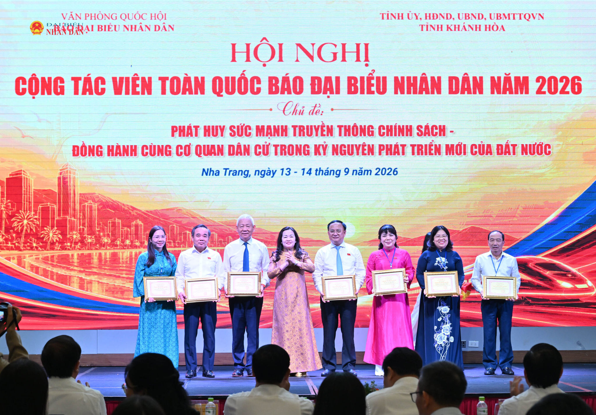 Tổng Biên tập Báo Đại biểu Nhân dân Phạm Thị Thanh Huyền trao Bằng khen cho các cá nhân có nhiều đóng góp cho sự phát triển của Báo năm 2026