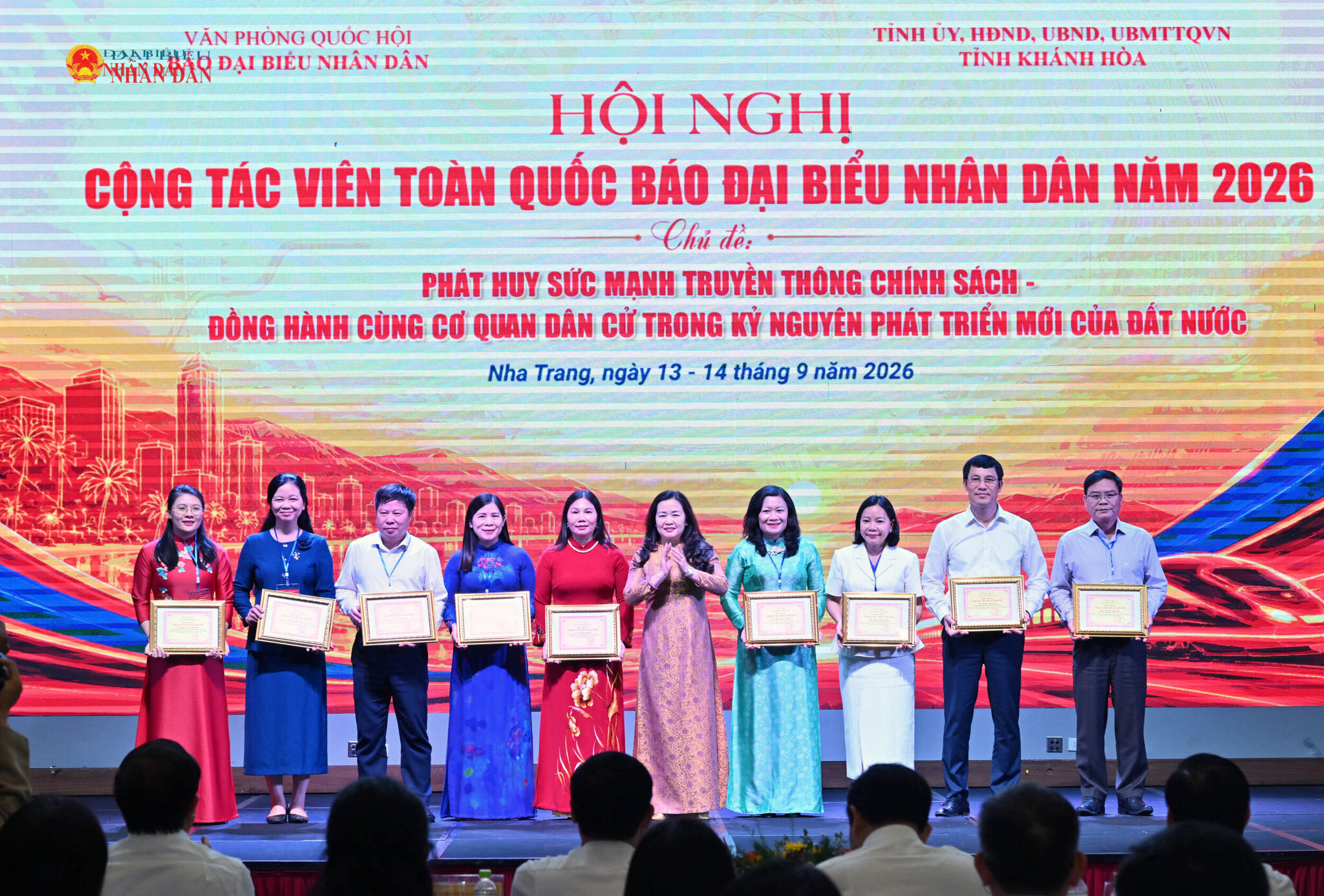 Tổng Biên tập Báo Đại biểu Nhân dân Phạm Thị Thanh Huyền trao Bằng khen cho các cá nhân có nhiều đóng góp cho sự phát triển của Báo năm 2026
