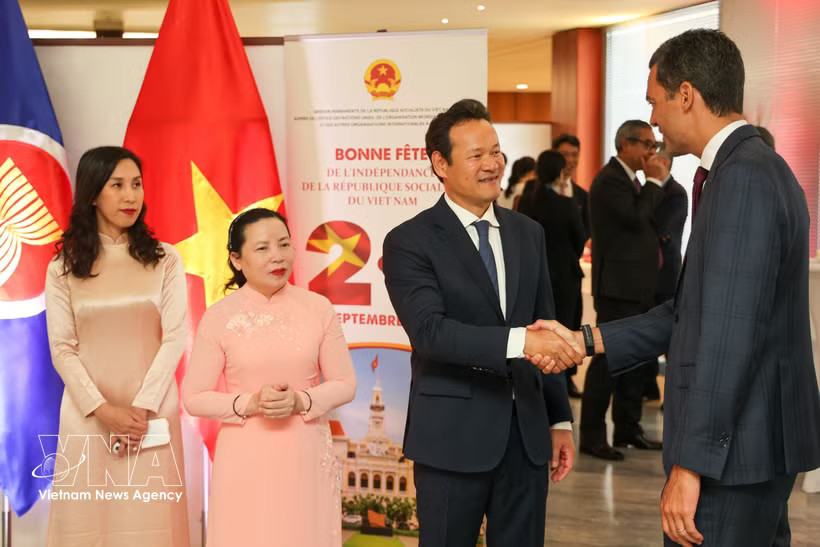 Ambassador Mai Phan Dung welcomes guests at the event marking Vietnam’s 81st National Day (September 2). (Photo: VNA)
