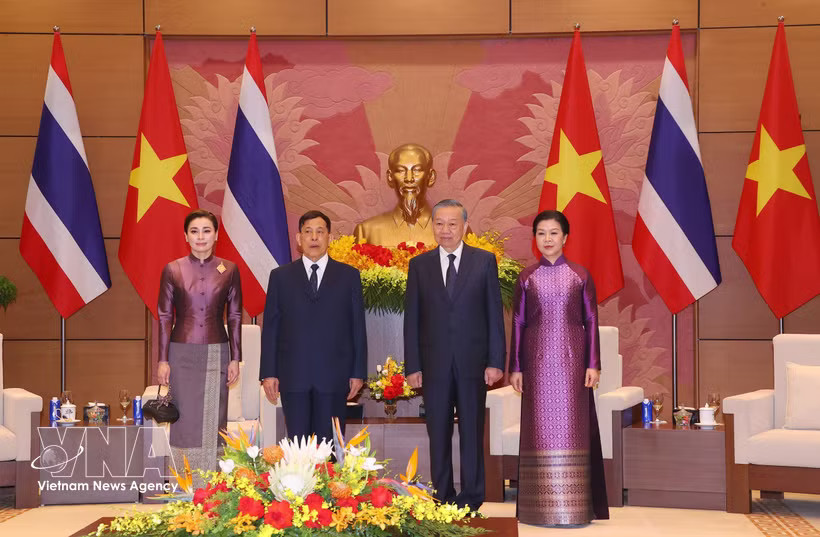 General Secretary of the Communist Party of Vietnam Central Committee and President To Lam (second from right) and his spouse, Ngo Phuong Ly, welcome King of Thailand Maha Vajiralongkorn Phra Vajiraklaochaoyuhua and Queen Suthida Bajrasudhabimalalakshana in Hanoi on the morning of September 15. (Photo: VNA)