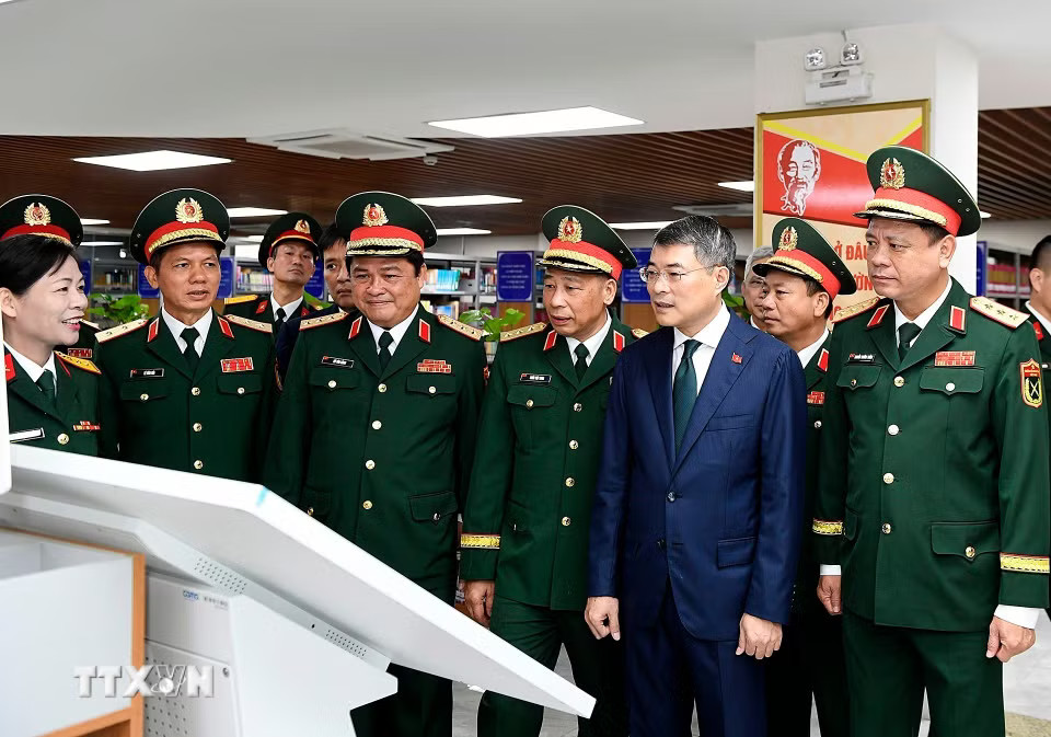 Thủ tướng Lê Minh Hưng tham quan Phòng Truyền thống, Thư viện của Học viện Quốc phòng