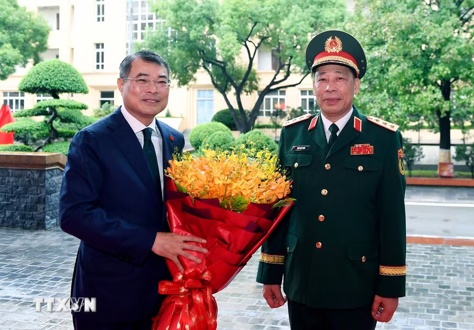 Thượng tướng, Phó Giáo sư, Tiến sĩ Trần Việt Khoa, Giám đốc Học viện Quốc phòng đón Thủ tướng Lê Minh Hưng đến dự Lễ Khai giảng các khóa năm học 2026 – 2027 của Học viện Quốc phòng