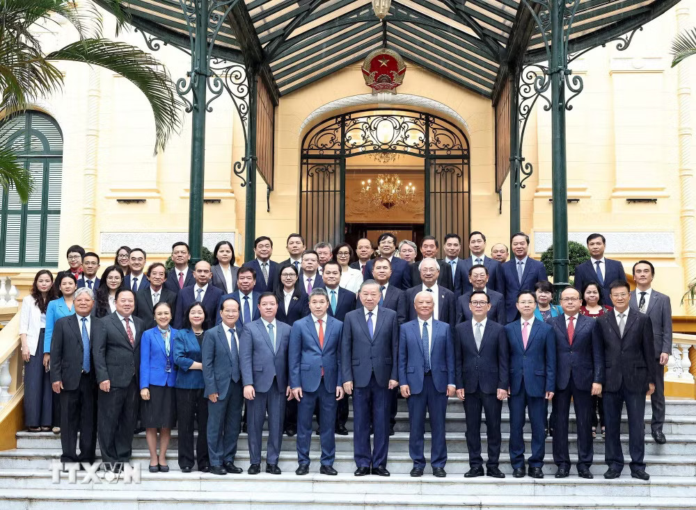 Tổng Bí thư, Chủ tịch nước Tô Lâm và đại diện Ban Chấp hành Liên hiệp các tổ chức hữu nghị Việt Nam khóa VII. (Ảnh: Thống Nhất/TTXVN) Tổng Bí thư, Chủ tịch nước Tô Lâm và đại diện Ban Chấp hành Liên hiệp các tổ chức hữu nghị Việt Nam khóa VII