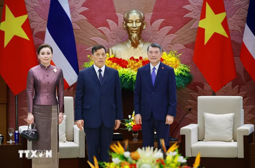 Thủ tướng Lê Minh Hưng hội kiến Nhà vua Vương quốc Thái Lan Maha Vajiralongkorn Phra Vajiraklaochaoyuhua và Hoàng hậu. (Ảnh: Dương Giang/TTXVN)