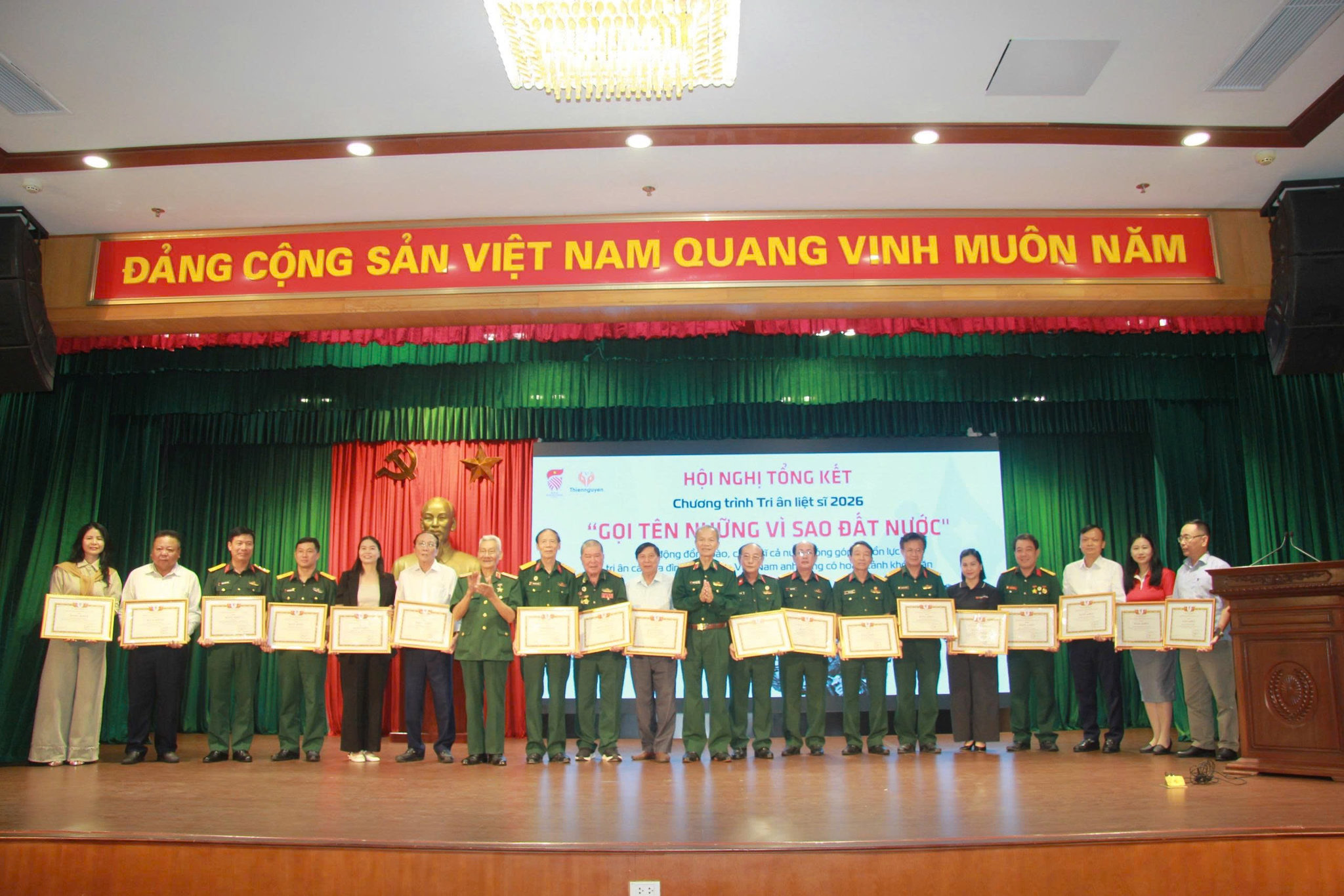 Trao bằng khen tập thể, cá nhân đóng góp vào thành công của chương trình
