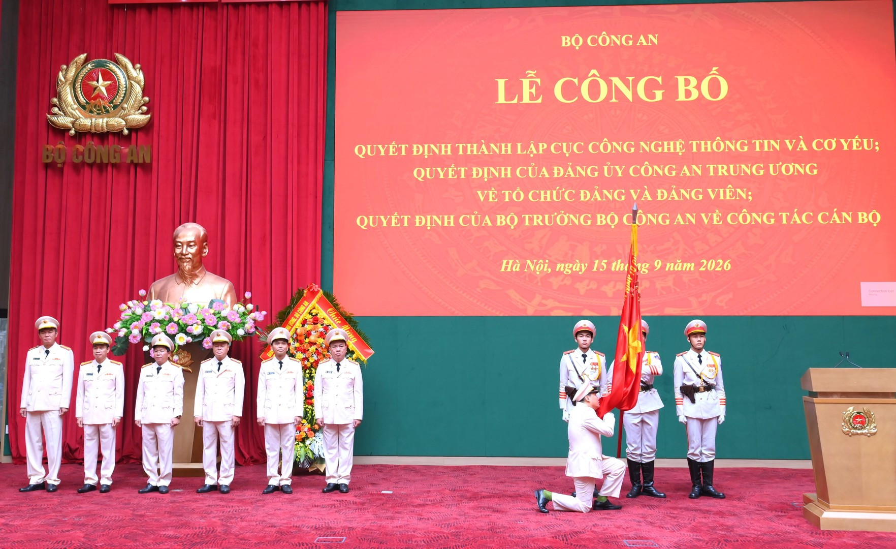 Cục trưởng Thiếu tướng Lê Khắc Thuyết cùng các đồng chí lãnh đạo Cục Cục Công nghệ thông tin và Cơ yếu thực hiện nghi lễ tuyên thệ dưới lá cờ vinh quang của Tổ quốc