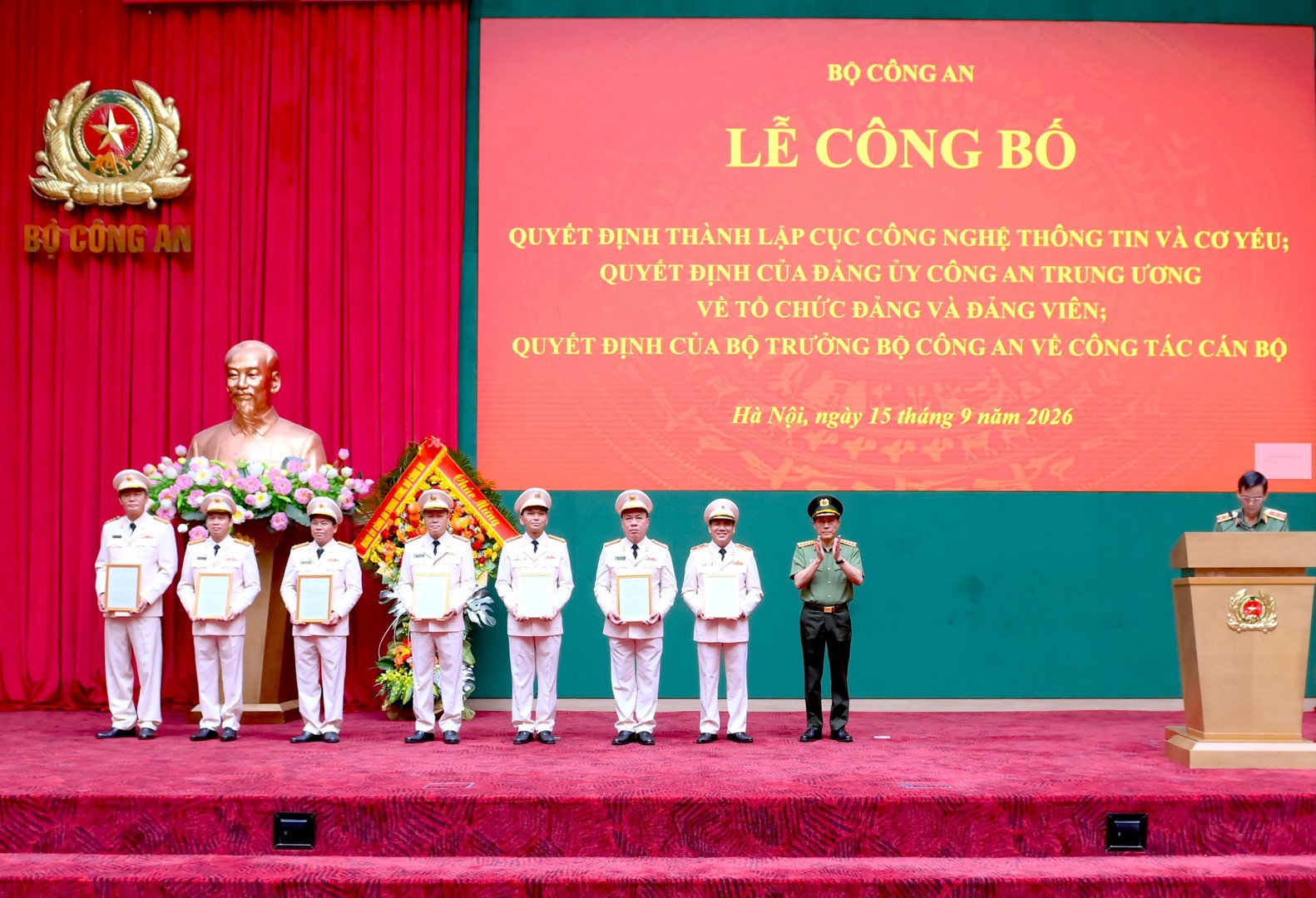 Bộ trưởng Lương Tam Quang trao Quyết định của Bộ Công an về điều động giữ chức vụ Cục trưởng và Phó Cục trưởng Cục Công nghệ thông tin và Cơ yếu đối với các đồng chí lãnh đạo