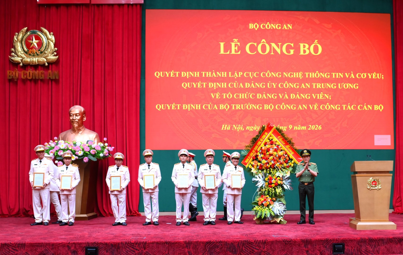 Bộ trưởng Lương Tam Quang trao lẵng hoa của Đảng ủy Công an Trung ương, Bộ Công an chúc mừng Cục Công nghệ thông tin và Cơ yếu