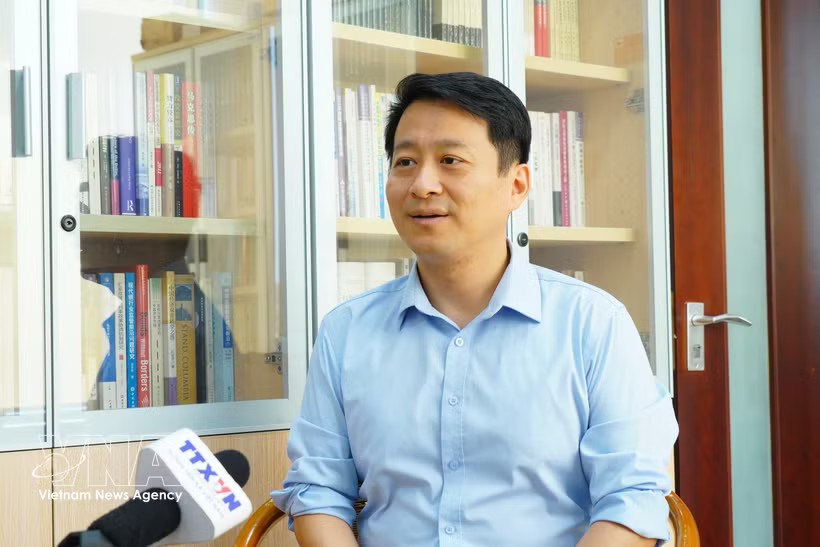 Professor Qu Qiang of Minzu University of China, a commentator for the China Global Television Network. (Photo: VNA)