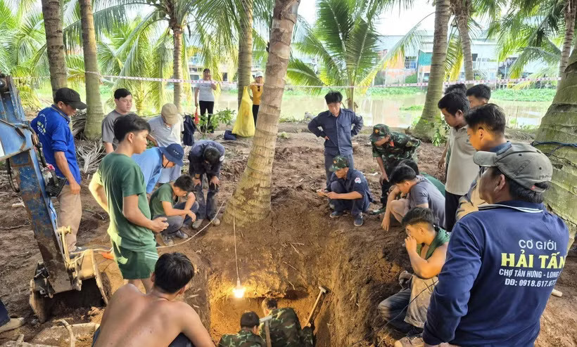 Members of Tra, K91 search for the remains of fallen soldiers in Ca Cai hamlet, Tan Thanh commune, Dong Thap province. (Photo published by VNA)